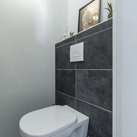 Ultra Large 2 Bdr Near Massena Square