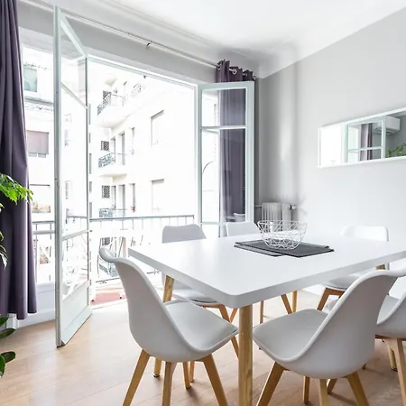 Ultra Large 2 Bdr Near Massena Square *