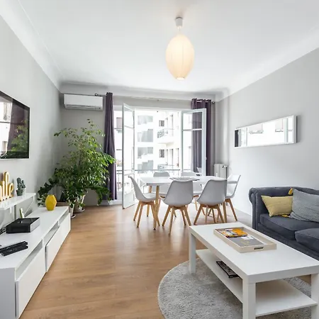 Ultra Large 2 Bdr Near Massena Square *