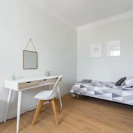 Ultra Large 2 Bdr Near Massena Square *