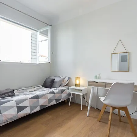 Ultra Large 2 Bdr Near Massena Square Apartment *