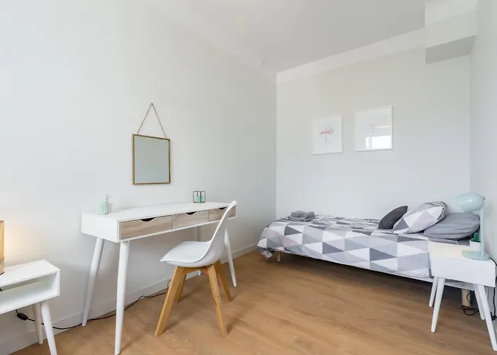 Ultra Large 2 Bdr Near Massena Square *