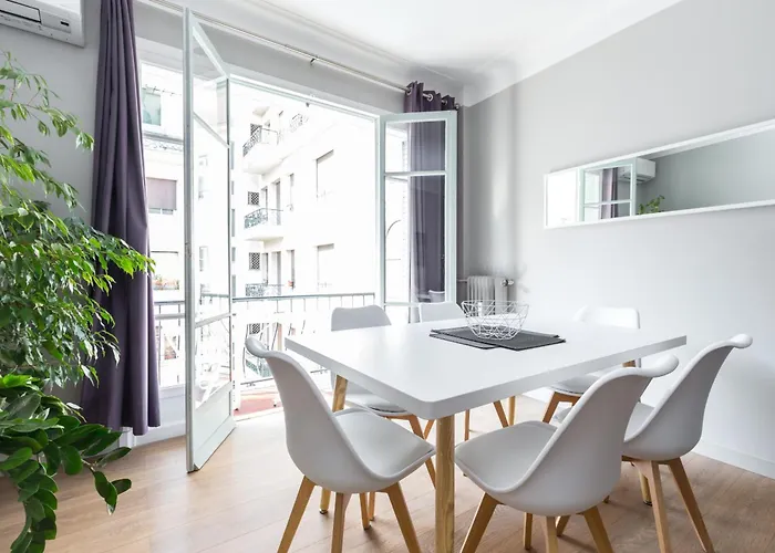 Ultra Large 2 Bdr Near Massena Square *