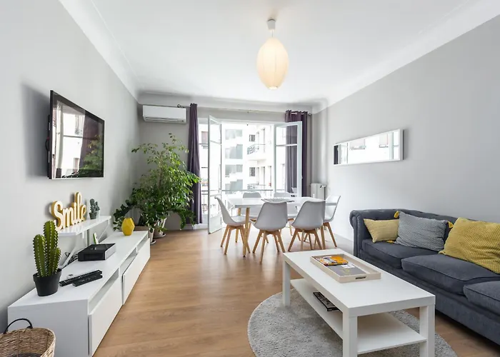 Ultra Large 2 Bdr Near Massena Square *