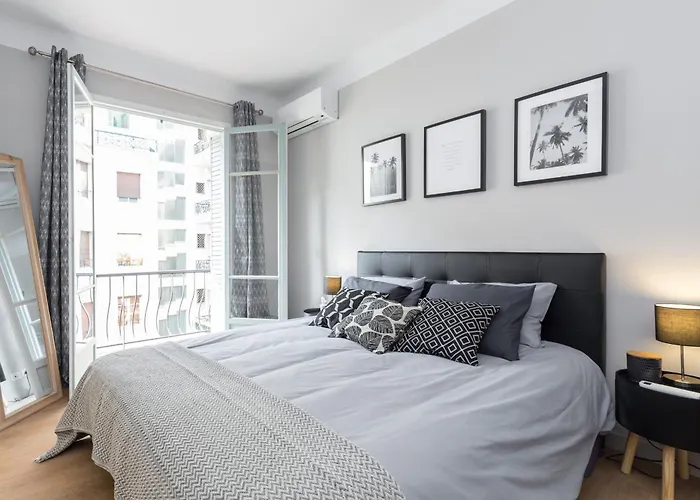 Ultra Large 2 Bdr Near Massena Square *